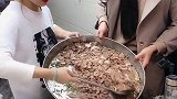 今天老板娘不在,加肉全是这两姐妹说了算,网友:给我先留个几碗
