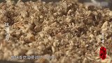 香菇油炸30分钟才能炸熟，放上蜜汁酱料，看着就流口水！