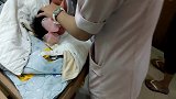 护士给小宝宝打预防针，第一针打得超慢，第二针却超快的