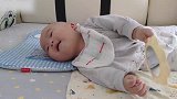 小萌宝独自一个人在傻笑，你是看到什么了呀真逗！