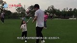 贾乃亮终于忍不住一脚踹向李小璐，一旁甜馨无忧无虑，网友：心疼