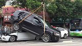 芜湖六车追尾 黑色SUV被顶“飞”到轿车身上