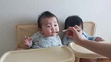 6个月双胞胎吃辅食，妈妈偏心的太明显，右边宝宝崩溃了