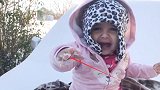 宝宝手怎么回事？萌宝：摸雪，真冰！
