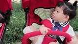 双胞胎姐妹俩，这是咋地啦，一坐上推车就浑身刺挠似一直翻腾