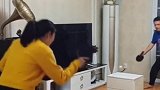 中国的乒乓球，真不是吹出来的，两个凳子也能玩嗨了！