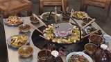 隔壁老王请的这个菜有点硬啊，火锅上炖个活鸭子，到底我该怎么吃