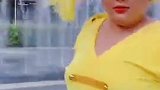 路边遇见表演的这演出服也太耀眼了