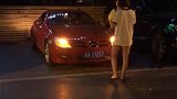 长腿女神小姐姐开奔驰超跑来酒吧蹦迪
