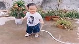 把儿子送小姨家一天，小姨发来一段视频，心都要萌化了！