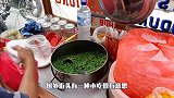 小伙卖纯绿色小吃，中国游客担忧不敢买，当地食客不识货