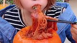 小姐姐吃法太拼了，大口吃爆辣粉丝，看着就呛鼻