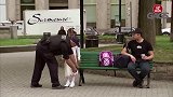 男子坐在椅子上，看着警察往妹子裙子上抹黑，真搞笑！