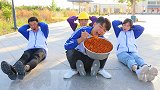 运动会上二浪叫外卖吃火鸡面，反倒外卖员获得全能冠军，太好玩了