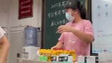 全班69名学生给老师送礼物