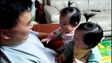 爷爷抱着双胞胎聊天，刚开始聊两个娃就笑到停不下来，好温馨