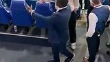 格拉利什现场看英冠 球迷：永久转会还是租借？