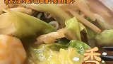 女儿在家煮螺蛳粉，爸爸无处可躲只好拿橘子皮堵住鼻子