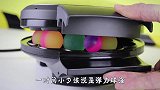 将弹力球放华夫饼机上会怎样？开关一按，画面神奇了！