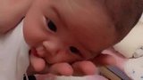 爸爸把宝宝放在手上拍嗝，妈妈在一旁看着很心疼！