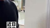 妈妈闻到家里有榴莲味，原来是女儿躲在床底下吃雪糕