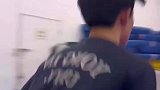 男生练跆拳道撞天花板