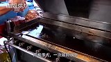 台湾夜市的牛排铁板烧这么嫩！搭配流心鸡蛋和面条，吃着太过瘾啦