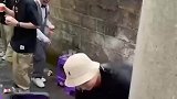 伴郎帮喝拦门酒，一口一杯速度快如闪电