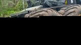 大型机械进山干活，得先给自己穿上鞋，不然进去容易出来就难了
