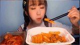 小姐姐的小嘴真厉害，冒着热气的年糕直接塞四个，真的烫坏了