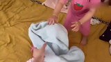 果真是两个女人一台戏啊，姐姐帮妹妹翻身好认真简直萌翻了