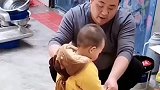 孩子将鞋子扔进水中被爸爸教育，反复两次后孩子乖乖服软