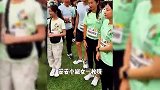 李小鹏带女儿参加健身跑，12岁奥莉五官复刻爸爸，和郭晶晶等同框