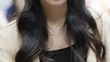 程潇露脐装搭豹纹短裙小露纤腰健康性感，长卷发扎着马尾元气满满