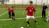 回忆满满 十八岁的C罗教10岁的林加德踢球