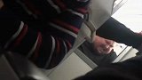 飞机因乘客被吸进马桶紧急迫降 200公斤男子：我不要死在厕所