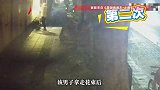 男子多次在夜间骑行时偷花，谎称自购送给女生，监控曝光