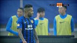 吴曦底线机警断球传中 杨阔不敢怠慢大脚解围