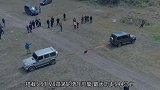 奔驰大G和丰田陆巡拔河，一脚油门下去，才知道什么叫差距？