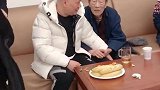 杨议父子和郭德纲在天津卫视休息室聊天！