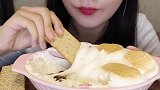 美女试吃烤棉花糖配燕麦饼干