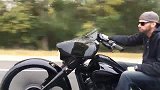 狂野的哈雷摩托车压马路