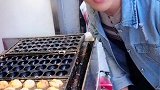 小伙吃章鱼小丸子，这是放了多少酱，真看出这酱是免费的了