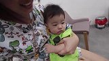 好坚强的宝宝！8个月的萌宝连打两针一声没哭,比小学生还勇敢