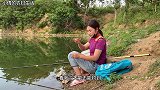 乡村美女去野塘垂钓，一竿一个准，连上大家伙，真是太过瘾了