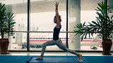 只要一张瑜伽垫 飞机场也能练瑜伽