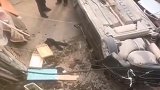 惊心瞬间！男子停车失误跌落三层楼底 车身仰面朝天