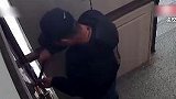 山东青岛：如此大胆！ 光天化日 有人撬门