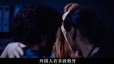演唱会现场正在狂欢，变异的丧尸混在其中，杀戮正式开始，电影