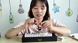 妹子拆箱吃“钢琴键巧克力”黑白琴键超逼真，香甜丝滑